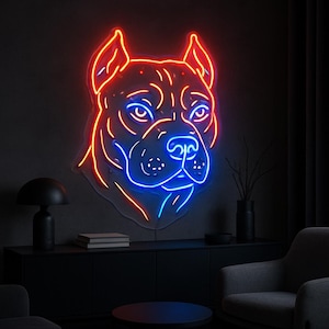 Könnte beinhalten: Neonschild in Form eines Hundekopfes, mit roten und blauen Neonlichtern. Das Gesicht des Hundes ist mit Linien detailliert, und das Schild ist an einer dunkelgrauen Wand befestigt. Der Raum hat eine moderne Ästhetik.