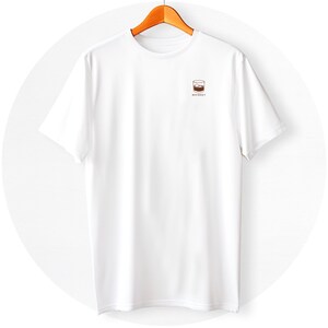 K&ouml;nnte beinhalten: Wei&szlig;es T-Shirt mit einer kleinen braunen Grafik eines Glases Whisky mit dem Wort "Whiskey" darunter.
