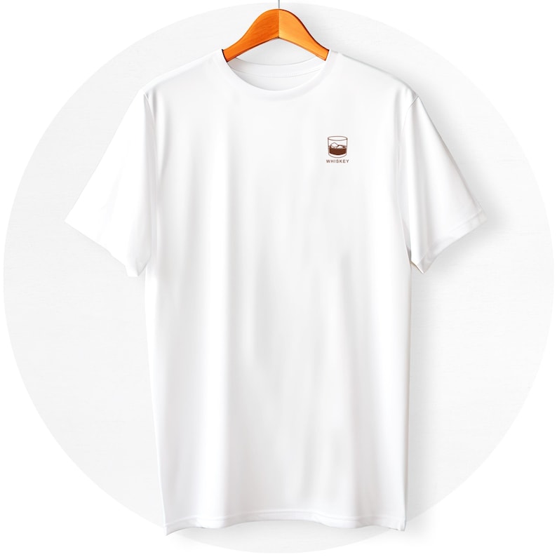 K&ouml;nnte beinhalten: Wei&szlig;es T-Shirt mit einer kleinen braunen Grafik eines Glases Whisky mit dem Wort "Whiskey" darunter.