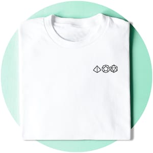 以下が含まれることがあります： クルーネックの白いTシャツ。三角形、五角形、20面ダイスの3つの幾何学模様の小さな黒いグラフィックが特徴です。シャツは明るい緑色の背景にきちんと折りたたまれています。