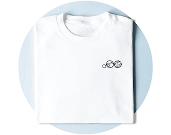 Op de afbeelding: Een wit T-shirt met korte mouwen en een kleine zwarte afbeelding op de borst. De afbeelding bestaat uit een kleine cirkel gevolgd door twee grotere cirkels, elk met een patroon van kruisende lijnen dat lijkt op jeu-de-boulesballen.