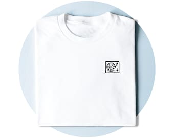 Op de afbeelding: Een wit T-shirt met korte mouwen en een kleine, zwarte, vierkante afbeelding op de linkerborst. De afbeelding toont een gestileerde platenspeler met een toonarm en een cirkelvormige vinylplaat binnen de vierkante rand.