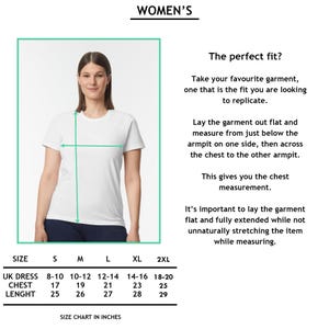 K&ouml;nnte beinhalten: Gr&ouml;&szlig;entabelle f&uuml;r ein wei&szlig;es T-Shirt mit Ma&szlig;en in Zoll f&uuml;r die britische Kleidergr&ouml;&szlig;e, Brustumfang und L&auml;nge. Die Tabelle zeigt Gr&ouml;&szlig;en von 8-10 bis 18-20.