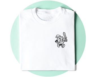Op de afbeelding: Een wit t-shirt met een kleine zwart-witte afbeelding op de borst. De illustratie toont een twintigzijdige dobbelsteen als personage met een tovenaarshoed, die rent terwijl hij een zwaard in één hand houdt en cartoon-handschoenen en schoenen draagt.