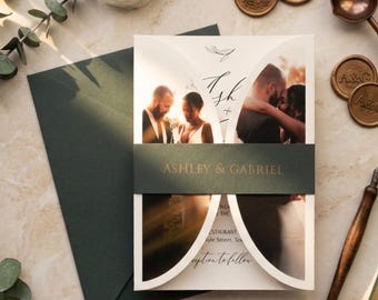 Invitación de boda plegable verde oscuro con solapas para fotos, banda dorada en el ombligo, panel de respuesta con código QR, papelería de boda moderna y elegante.