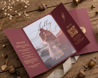 Invitación de boda acrílica con sobrecubierta desplegable color burdeos, lámina dorada, RSVP con código QR y solapas con cronograma de detalles. Papelería romántica de lujo para bodas.