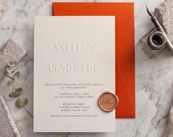 Invitación de boda con relieve ciego color marfil y sobre naranja quemado, estilo minimalista moderno en relieve, papelería de lujo.