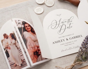 Tarjeta plegable con foto insertada en forma de arco, diseño minimalista, moderno y clásico, elegante anuncio plegado, banda para el vientre de aluminio.