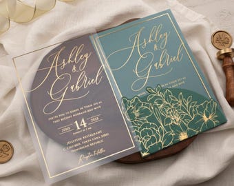 Invitación de boda acrílica con sobre verde esmeralda y diseño floral dorado. Invitación moderna y transparente de lujo. Elegante papelería verde.