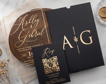 Invitación de boda en acrílico mate con caligrafía dorada y sobre negro. Conjunto de boda minimalista y de lujo con etiqueta negra.