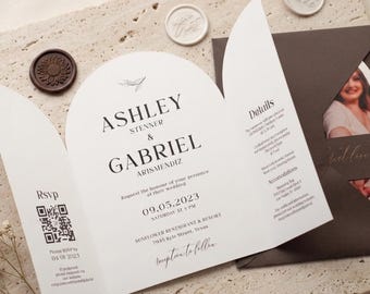 Invitación de boda arqueada con portón desplegable e inserción de foto, diseño minimalista moderno y clásico, elegante invitación plegada en marfil, banda para el ombligo impresa en papel metálico.