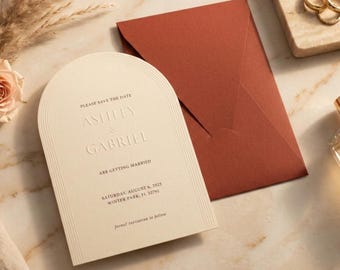 Tarjeta de invitación para boda con relieve de terracota, diseño minimalista de arco moderno, estilo bohemio neutro y elegante, con relieve ciego.