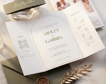 Invitación de boda plegable con foto y banda para el ombligo, diseño de collage moderno minimalista, elegantes detalles en verde salvia, invitación tríptico personalizada.
