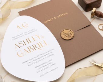 Invitación de boda de lujo con sobre marrón, detalles en oro y relieve, juego de papelería para invitaciones de boda.