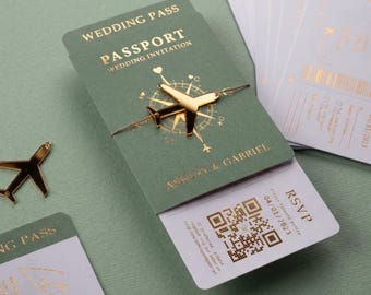 Invitación de boda con diseño de pasaporte en color verde salvia, con código QR para confirmación de asistencia, tarjeta de embarque e impresión en lámina dorada. Ideal para bodas en destinos turísticos.