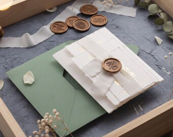 Invitación de boda con bordes desbarbados y caligrafía dorada. Invitación plegada todo en uno. Cinta y sello de lacre opcionales. Elegante paquete de lujo.