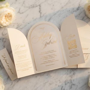 Invitación de boda acrílica de lujo con sobrecubierta desplegable color marfil, invitación con lámina dorada, invitación de boda color marfil, papelería elegante para bodas.