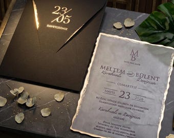 Invitación de boda acrílica dorada con sobre negro, papelería minimalista moderna y diseño de fecha personalizado de lujo.