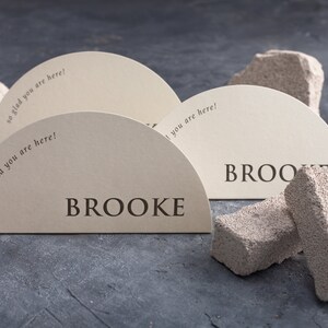 Tarjetas de lugar para bodas en semicírculo: nombre personalizado, decoración de mesa minimalista moderna para bodas elegantes