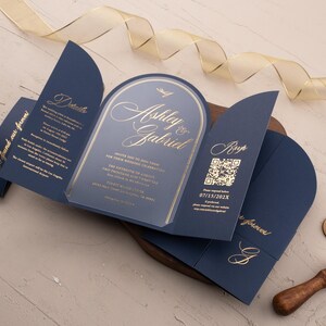 Faire-part de mariage bleu marine et gatefold avec feuille d'or | Faire-part de mariage plié en acrylique | Invitations personnalisées élégantes et luxueuses