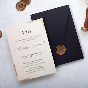 Invito a nozze con bordo frastagliato e busta nera e sigillo di cera opzionale / Elegante suite nuziale fatta a mano con stampa calligrafica / Cornice in lamina dorata