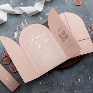 Elegante set di inviti per matrimonio rosa cipria – Design moderno ad arco con lamina d'oro, invito piegato di lusso per una celebrazione senza tempo