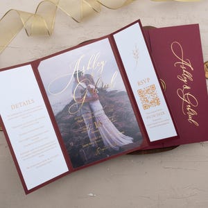 Elegante invito di nozze bordeaux con lamina d'oro / Suite di inviti di nozze piegati / Biglietto di nozze di lusso con sigillo di cera personalizzato
