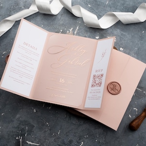 Faire-part de mariage rose poudré en feuille d'or, invitation élégante pliée en V, suite de mariage en cire, ensemble de papeterie de luxe personnalisée