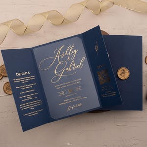 Inviti di nozze tascabili blu navy e lamina d'oro, l'eleganza senza tempo incontra il lusso e sono progettati su misura per il tuo giorno indimenticabile