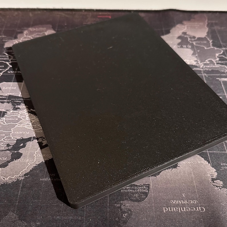 Peut inclure: Un carnet noir rectangulaire, textur&eacute;, &agrave; dos rigide.