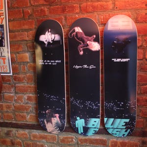 Puede incluir: Tres tablas de skate negras y blancas con dise&ntilde;os diferentes. La primera tabla tiene el texto "When we all fall asleep, where do we go?" La segunda tabla tiene el texto "Happier Than Ever". La tercera tabla tiene el texto "Hit Me Hard and Soft".