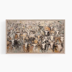 Op de afbeelding: Een olieverfschilderij op canvas toont een kudde longhorn-runderen. Het kunstwerk gebruikt een palet van witte, bruine en bruine tinten, met zichtbare penseelstreken die textuur creëren. De runderen staan dicht op elkaar, met hun hoorns prominent aanwezig.