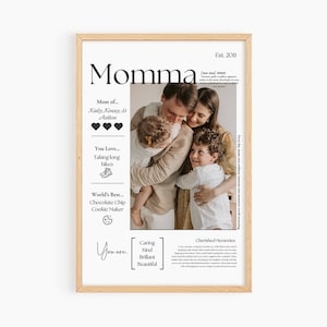 Könnte beinhalten: Ein gerahmter Druck mit einem Foto einer vierköpfigen Familie, einem Schwarzweiß-Design und dem Text "Momma" in großen Buchstaben. Der Text "Est. 2011" befindet sich in der oberen rechten Ecke. Der Text "You Love... Taking long hikes" befindet sich unter dem Foto. Der Text "World's Best... Chocolate Chip Cookie Maker" befindet sich darunter. Der Text "Caring, Kind, Brilliant, Beautiful" befindet sich in einem Kasten auf der rechten Seite des Drucks.