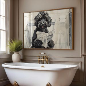 Arte de parede de banheiro Goldendoodle preto, decoração engraçada de banheiro, arte de parede de cachorro engraçado, Goldendoodle preto lendo jornal, arte de parede de animal de estimação, S180
