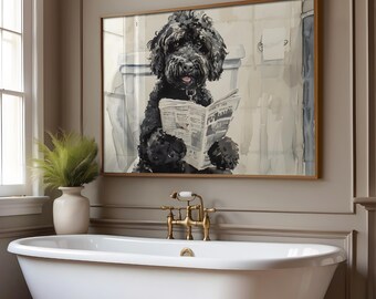 Op de afbeelding: Een zwarte hond die op een wit toilet zit en een krant leest in een ingelijst aquarel schilderij boven een wit bad met gouden kranen.