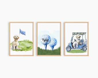 Könnte beinhalten: Set aus drei gerahmten Aquarelldrucken mit Golf-Motiv. Einer zeigt einen Hund auf einem Grün, ein anderer Golfbälle mit dem Namen "Tyler", und der letzte einen Hund in einem blauen Golfwagen. Die Drucke haben einen hellen Holzrahmen.