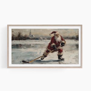 Può includere: Un dipinto di Babbo Natale che gioca a hockey su un lago ghiacciato. Indossa un abito rosso e una barba bianca. Sullo sfondo si vede una chiesa.