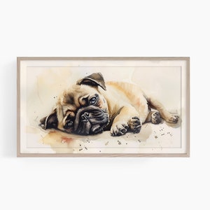 Könnte beinhalten: Ein Aquarellbild eines hellbraunen Mops-Welpen, der auf der Seite liegt und seinen Kopf auf seinen Pfoten ruht. Der Welpe hat eine schwarze Nase und schwarze Augen. Der Hintergrund ist ein hellbrauner Aquarell-Wasch.