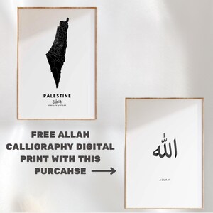 Op de afbeelding: Twee ingelijste prints, een met een zwarte omtrek van Palestina en de tekst "Palestina" in het Engels en Arabisch, en de andere met het Arabische woord voor "Allah" in zwarte kalligrafie en het woord "Allah" in het Engels eronder. De tekst "GRATIS ALLAH-KALLIGRAFIE DIGITALE PRINT MET DEZE AANKOOP" staat onder de prints.