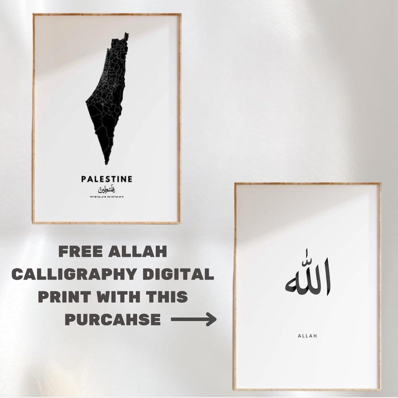Op de afbeelding: Twee ingelijste prints, een met een zwarte omtrek van Palestina en de tekst "Palestina" in het Engels en Arabisch, en de andere met het Arabische woord voor "Allah" in zwarte kalligrafie en het woord "Allah" in het Engels eronder. De tekst "GRATIS ALLAH-KALLIGRAFIE DIGITALE PRINT MET DEZE AANKOOP" staat onder de prints.