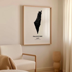 Op de afbeelding: Een ingelijste zwart-witkaart van Palestina met het woord "Palestina" en het Arabische woord voor Palestina onder de kaart.