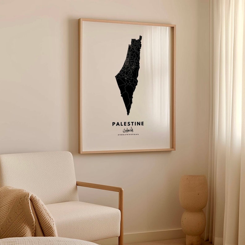 Op de afbeelding: Een ingelijste zwart-witkaart van Palestina met het woord "Palestina" en het Arabische woord voor Palestina onder de kaart.