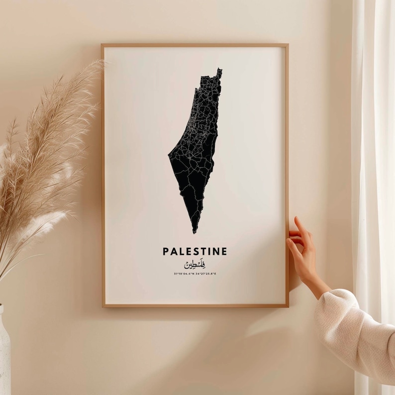 Op de afbeelding: Een zwart-witte print van een kaart van Palestina met het woord "Palestina" en het Arabische woord voor Palestina onder de kaart.