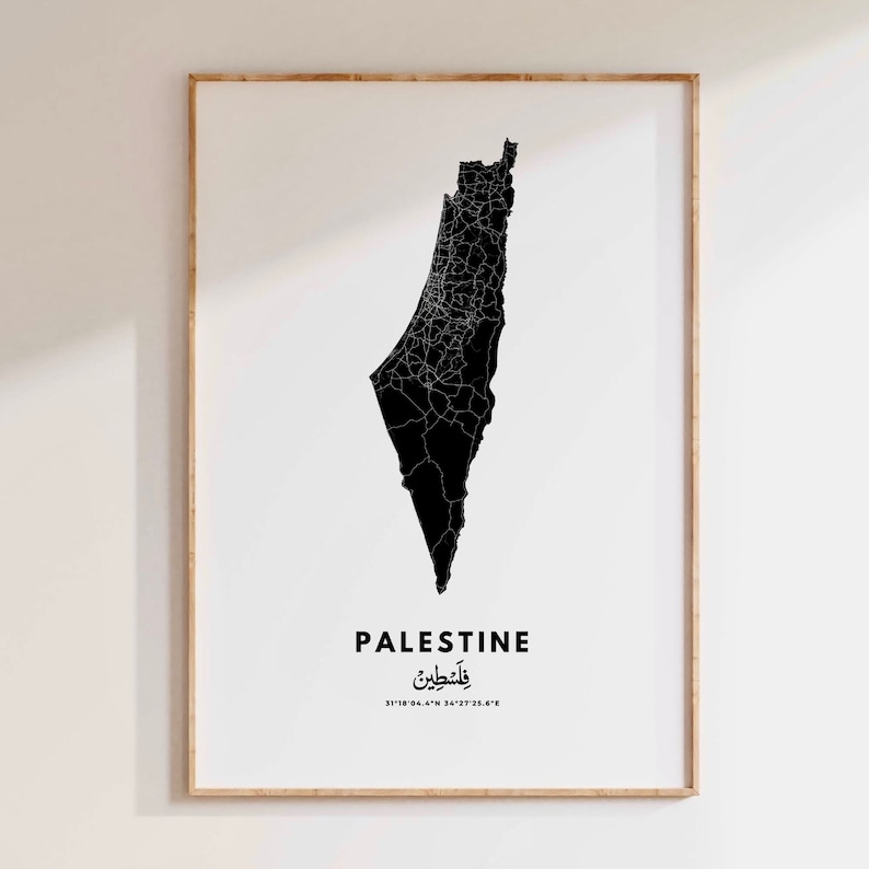 Op de afbeelding: Een zwart-witte kaart van Palestina met de naam "Palestine" en het Arabische woord voor Palestina eronder. De co&ouml;rdinaten 31&deg;18'04.4"N 34&deg;27'25.8"E zijn ook opgenomen.