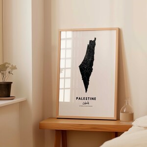 Op de afbeelding: Een zwart-witte print van een kaart van Palestina met het woord "Palestina" en het Arabische woord voor Palestina onder de kaart.