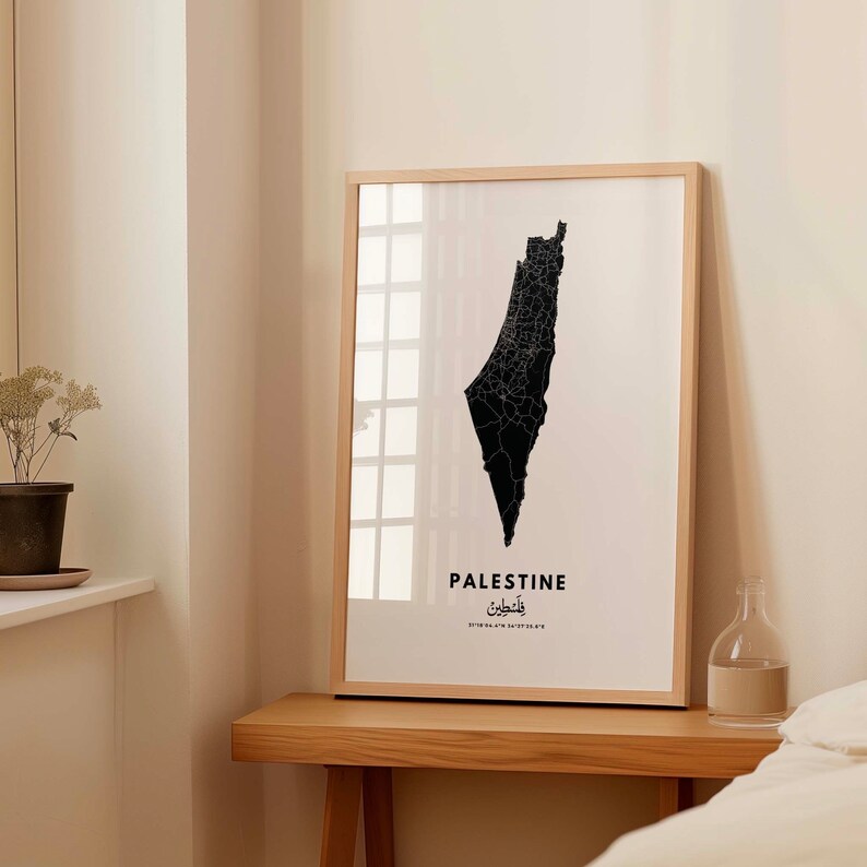 Op de afbeelding: Een zwart-witte print van een kaart van Palestina met het woord "Palestina" en het Arabische woord voor Palestina onder de kaart.