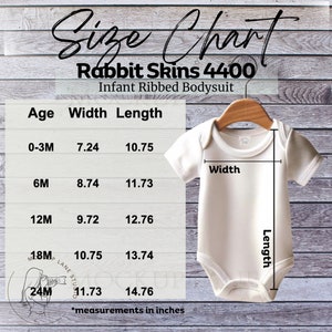 Tabella delle taglie di pelli di coniglio 4400, tabella delle taglie di tutina per neonati, tabella delle taglie RS 4400, mockup di body appeso, tabella delle taglie distese piatte Pelli di coniglio 4400