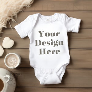 Mockup flatlay tutina bianca, pelli di coniglio 4424 tutina infantile, RS 4400 bianco, mock up neonato bianco, body bianco flatlay, mockup infantili