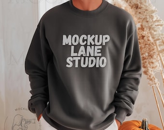 Gildan 18000-mockup mannelijk model, Gildan 18000 antracietgrijs, canvas mockup, G18000-sweatermockup, Gildan-mockup herenherfstmodel