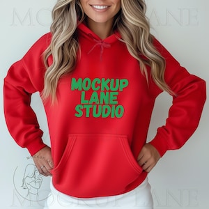 Red Gildan 18500-mockup, rode hoodie-mockup, 18500 Red Hood-mock-up, eenvoudig damesmodel, Gildan 18500 close-up-mock-up, G18500 JPEG-afbeelding
